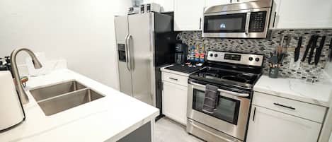 ثلاجة، ميكروويف، موقد طهي مسطح، غسالة أطباق