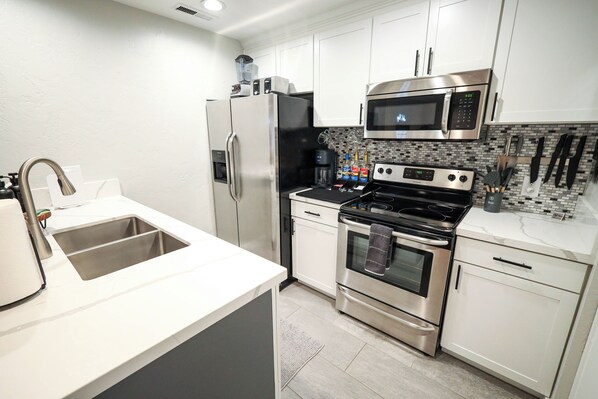 Frigorífico, microondas, horno y placa de cocina