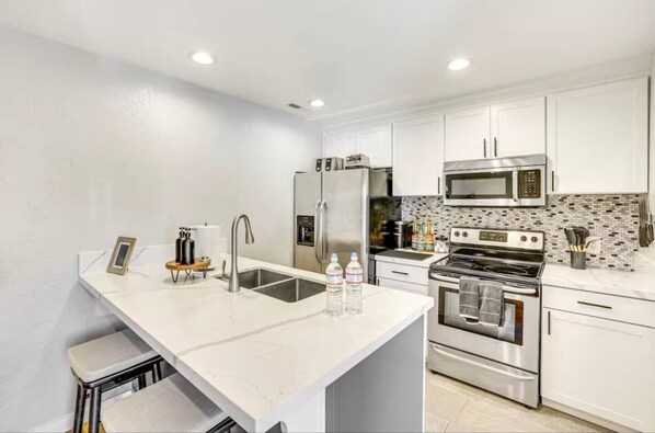 Fridge, microwave, stovetop, dishwasher