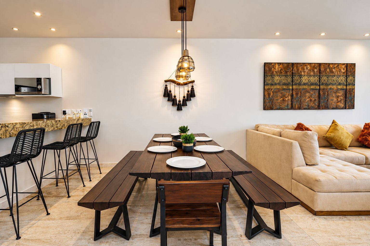 Un espace repas moderne avec une table en bois, des chaises noires et un luminaire suspendu.