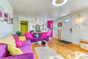 Living area - Villa Villa Coola – Retro Tiki-inspired zen retreat w/ Huge Private Yard (Pensacola)