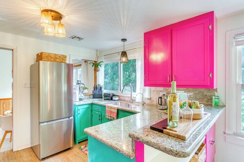 Villa Villa Coola – Retro Tiki-inspired zen retreat w/ Huge Private Yard