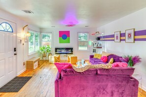 Living area - Villa Villa Coola – Retro Tiki-inspired zen retreat w/ Huge Private Yard (Pensacola)