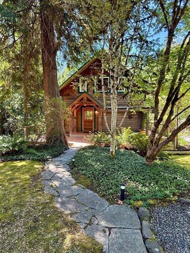 Charming Bainbridge Island Cottage with Comforts