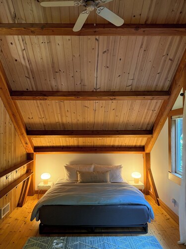 Charming Bainbridge Island Cottage with Comforts