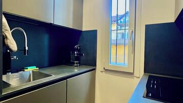 Frigorifero, piano cottura, lavastoviglie, macchina per tè/caffè