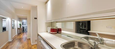 Fridge, oven, stovetop, dishwasher