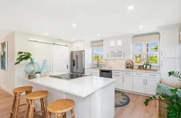 Private kitchen - Naples/ Parkshore 2 bedroom/2 bath condo with garage. Less than 1 mile to beach. (Naples)