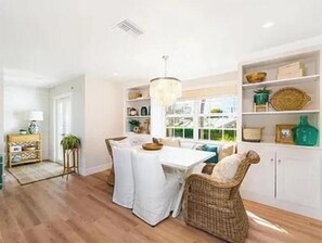 Interior - Naples/ Parkshore 2 bedroom/2 bath condo with garage. Less than 1 mile to beach. (Naples)