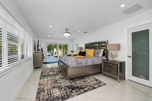 5 bedrooms, desk, iron/ironing board, free WiFi - Spacious Family Pool House Near Beach W/ Games! (Deerfield Beach)