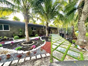 Property grounds - Spacious Family Pool House Near Beach W/ Games! (Deerfield Beach)