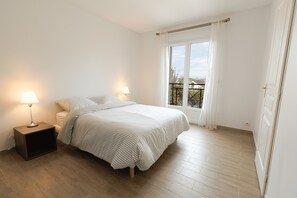 4 chambres, fer et planche à repasser, Wi-Fi, draps fournis