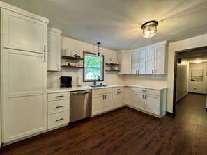 Kjøleskap, mikrob ølgeovn, ovn og kokeplater