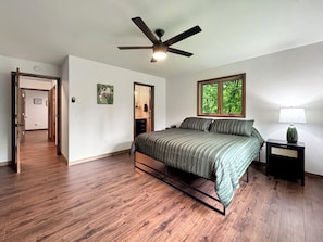 4 bedrooms, desk, iron/ironing board, WiFi (free)