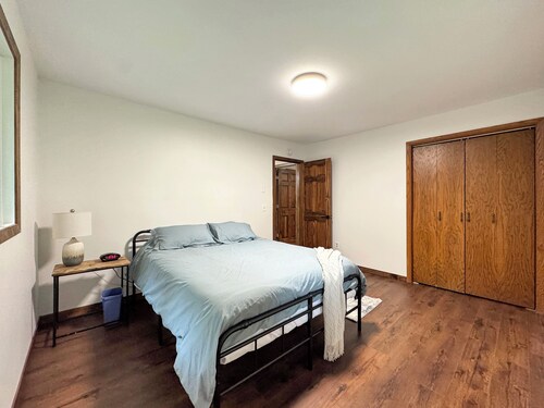 Dockside Retreat on the Canal on Lake Bemidji- 4BR, 3BA-Hot Tub-Fireplace!