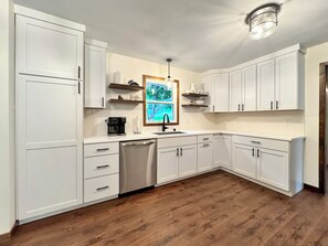 Wasserkocher mit Kaffee-/Teezubehör, Kühlschrank, Mikrowelle, Ofen