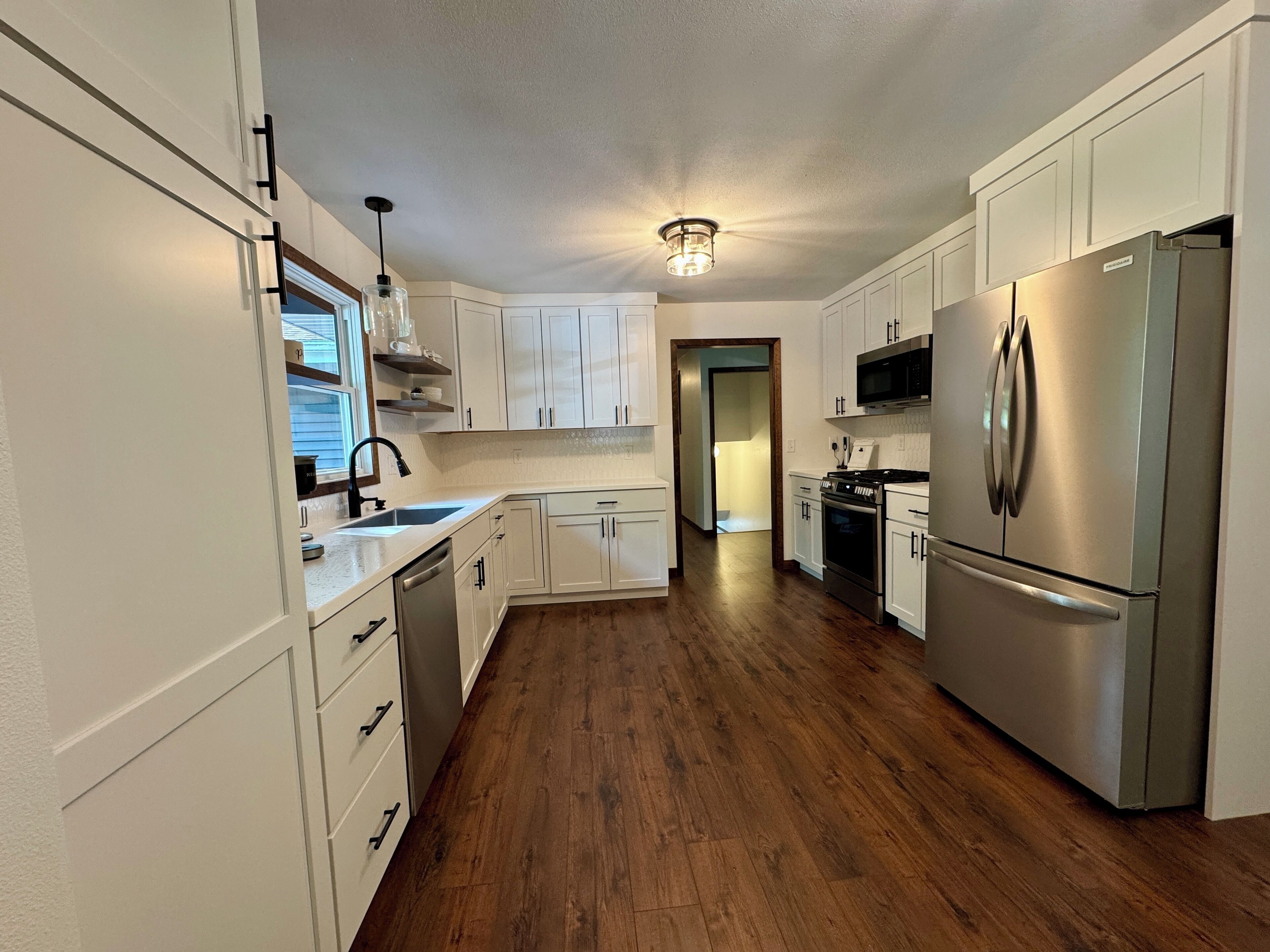 Jääkaappi, mikroaaltouuni, uuni, liesi