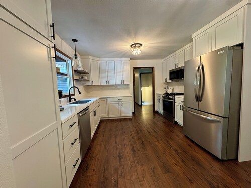 Dockside Retreat on the Canal on Lake Bemidji- 4BR, 3BA-Hot Tub-Fireplace!