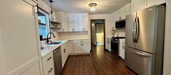 Dockside Retreat on the Canal on Lake Bemidji- 4BR, 3BA-Hot Tub-Fireplace!