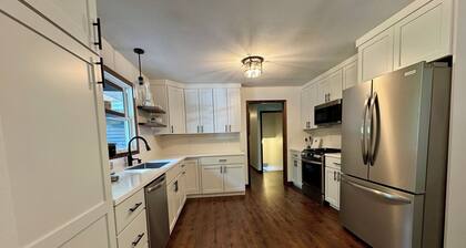 Dockside Retreat on the Canal on Lake Bemidji- 4BR, 3BA-Hot Tub-Fireplace!