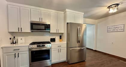 Dockside Retreat on the Canal on Lake Bemidji- 4BR, 3BA-Hot Tub-Fireplace!