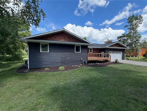 Dockside Retreat on the Canal on Lake Bemidji- 4BR, 3BA-Hot Tub-Fireplace!