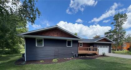 Dockside Retreat on the Canal on Lake Bemidji- 4BR, 3BA-Hot Tub-Fireplace!