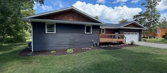 Dockside Retreat on the Canal on Lake Bemidji- 4BR, 3BA-Hot Tub-Fireplace!