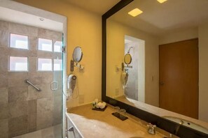 Shower, jetted tub, hair dryer, towels - Raintree's Club Regina Club Suite- Jan 17 to 24 (San José del Cabo)