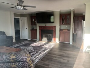 Smart-TV, DVD-spiller, bøker og filmbibliotek