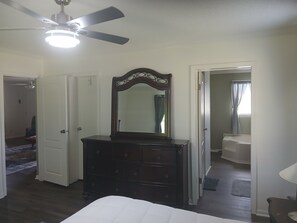 3 bedrooms, desk, iron/ironing board, free WiFi