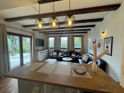 Charming 2-bedroom house in Nahorevo with WiFi and AC