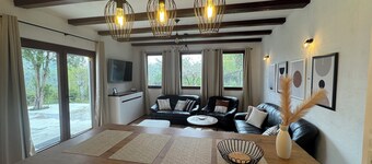 Charming 2-bedroom house in Nahorevo with WiFi and AC