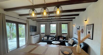 Charming 2-bedroom house in Nahorevo with WiFi and AC