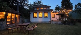Charming 2-bedroom house in Nahorevo with WiFi and AC
