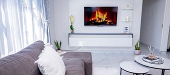 3 Bd Home with Pool, Fast Wi-Fi, Free Parking, 24/7 Security, Near CBD & Airport