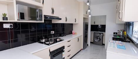 Micro-ondes, four, plaque de cuisson