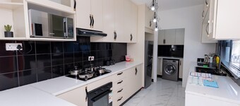 3 Bd Home with Pool, Fast Wi-Fi, Free Parking, 24/7 Security, Near CBD & Airport