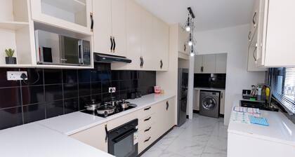 3 Bd Home with Pool, Fast Wi-Fi, Free Parking, 24/7 Security, Near CBD & Airport