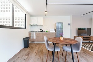 Mikrowelle, Wasserkocher mit Kaffee-/Teezubehör, Toaster