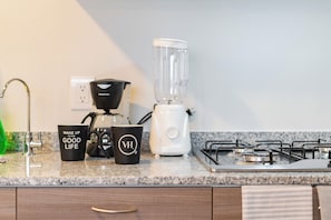 Micro-ondes, cafetière/bouilloire, grille-pain