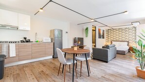 A modern apartment with a kitchen, dining area, and living room. - VH | Loft Condesa with great concierge service | 253 (Ciudad de México)