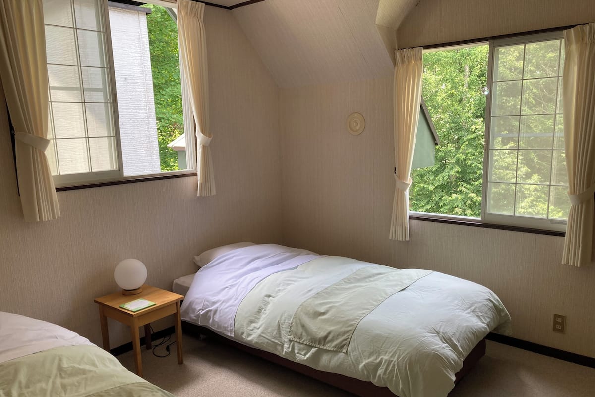 Eenvoudige Twin kamer, uitzicht op tuin | Donzen dekbedden, gratis wifi, beddengoed