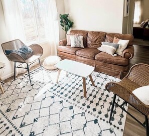 TV connectée, cheminée, livres