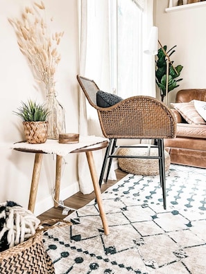 TV connectée, cheminée, livres