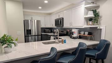 Micro-ondas, fogão, cooktop, lava-louças