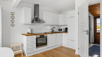 Coffee/tea maker, fridge, microwave, stovetop