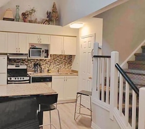Standard Apartment, 2 Bedrooms, Balcony, Mountain View | Private kitchen