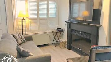 Apartamento estándar, 2 habitaciones, balcón, vistas a la montaña | Zona de estar | Televisión de pantalla plana de 43 pulgadas con canales por cable