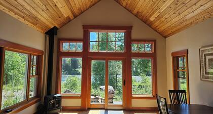 RiverSong - Charming McKenzie Riverside Guest House